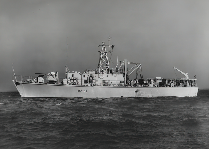 HMS Aveley M2002 | Photo Print | Framed Print | Ley Class | Minesweeper | Royal Navy Hampshire Prints