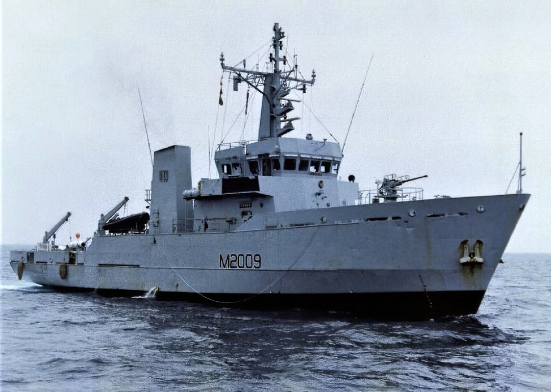 HMS Itchen M2009 | Photo Print | Framed Print | River Class | Minesweeper | Royal Navy Hampshire Prints