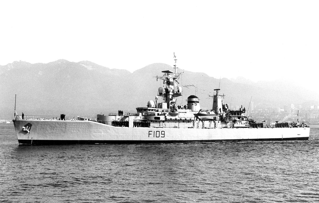 HMS Leander F109 | Photo Print | Framed Print | Leander Class | Frigate | Royal Navy Hampshire Prints