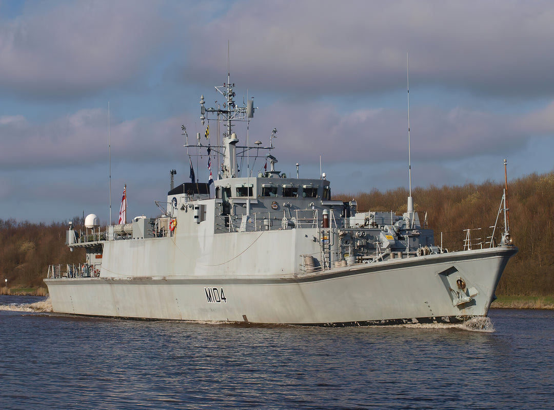 HMS Walney M104 | Photo Print | Framed Print | Sandown Class | minesweeper | Royal Navy Hampshire Prints