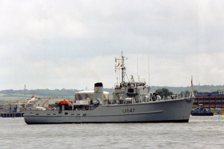 HMS Hubberston M1147 Royal Navy Ton Class Minesweeper Photo Print or Framed Print - Hampshire Prints