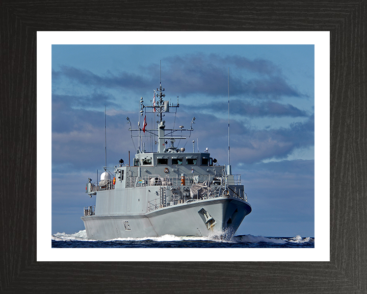HMS Bangor M109 | Photo Print | Framed Print | Sandown Class | Minehunter | Royal Navy Hampshire Prints