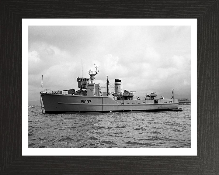 HMS Beachampton M1007 (P1007) Royal Navy Ton Class Minesweeper Photo Print or Framed Print - Hampshire Prints
