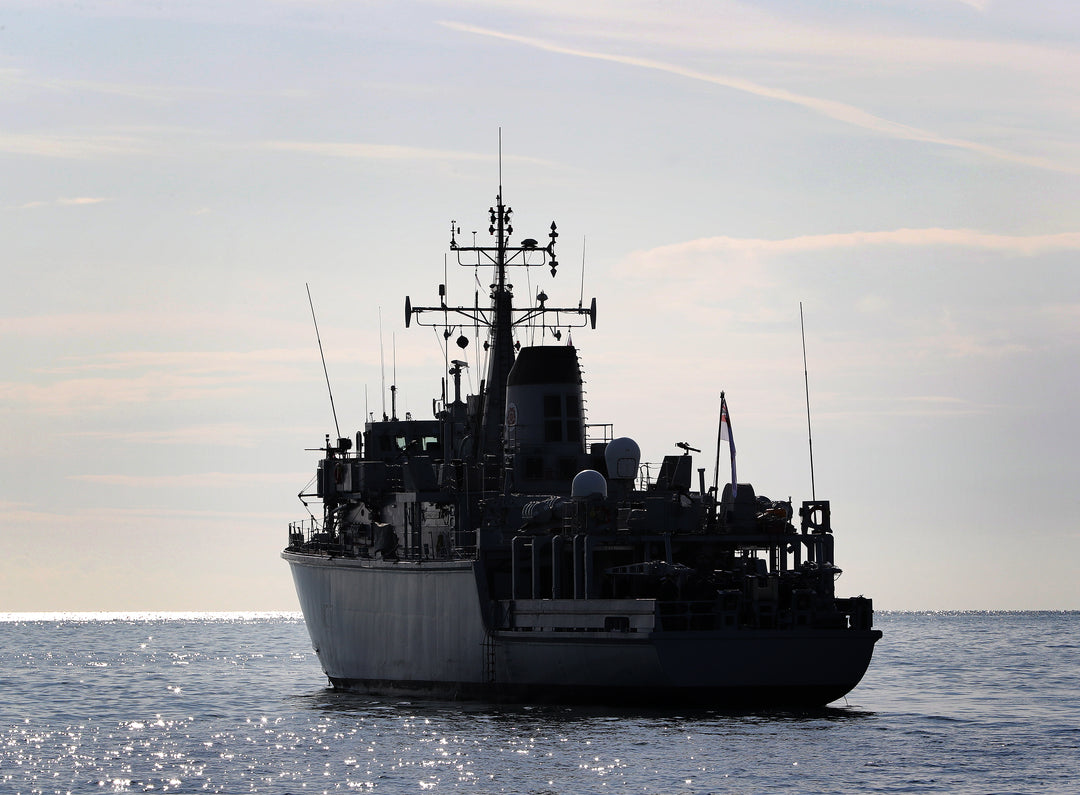 HMS Chiddingfold M37 Royal Navy Hunt Class Minesweeper Photo Print or Framed Print - Hampshire Prints