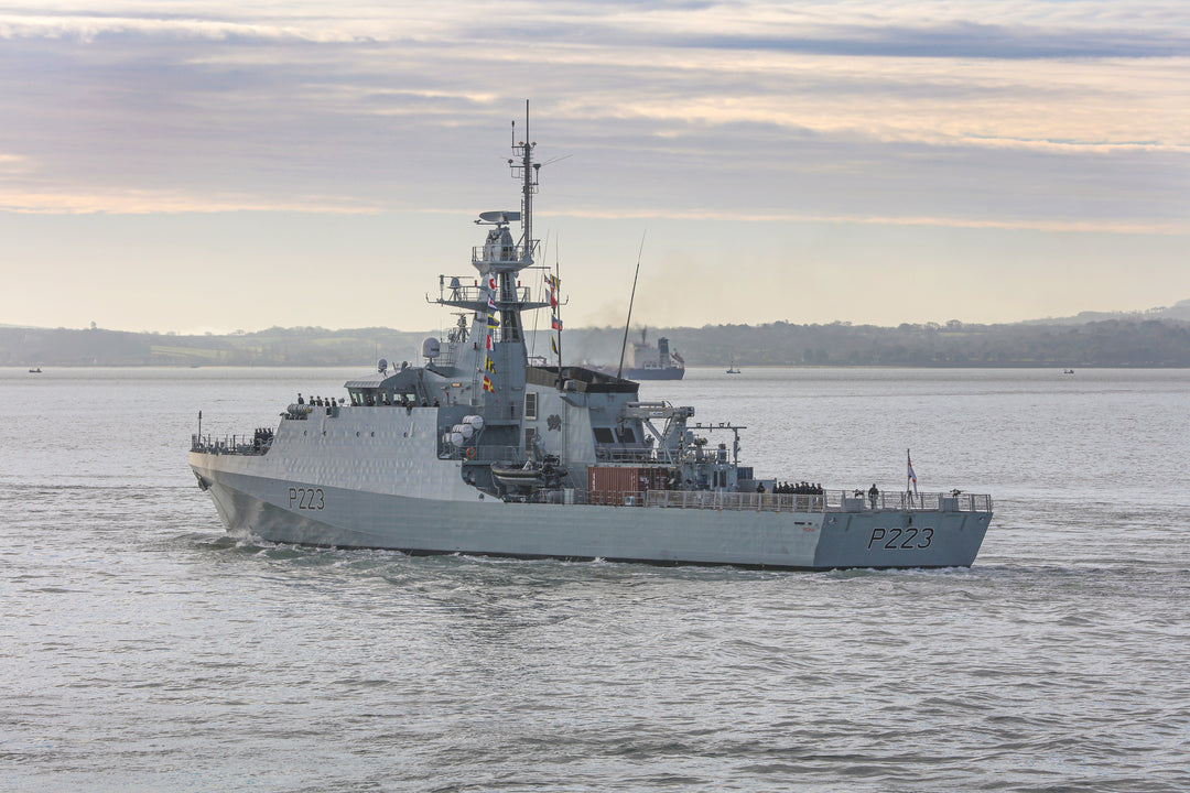 HMS Medway P223 | Photo Print | Framed Print | River Class | Patrol Vessel | Royal Navy Hampshire Prints