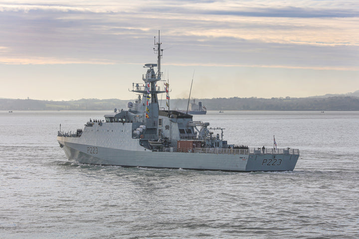 HMS Medway P223 | Photo Print | Framed Print | River Class | Patrol Vessel | Royal Navy Hampshire Prints