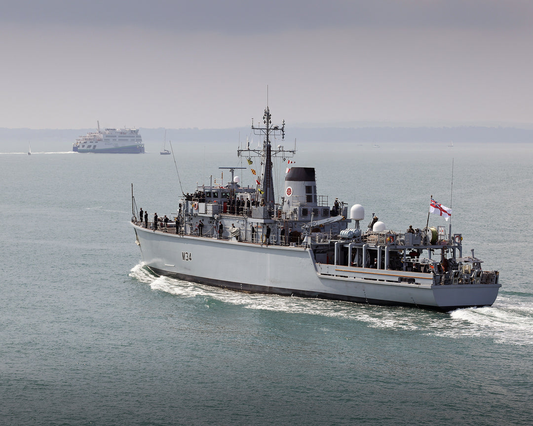 HMS Middleton M34 | Photo Print | Framed Print | Hunt Class | Mine Warfare Vessel | Royal Navy Hampshire Prints