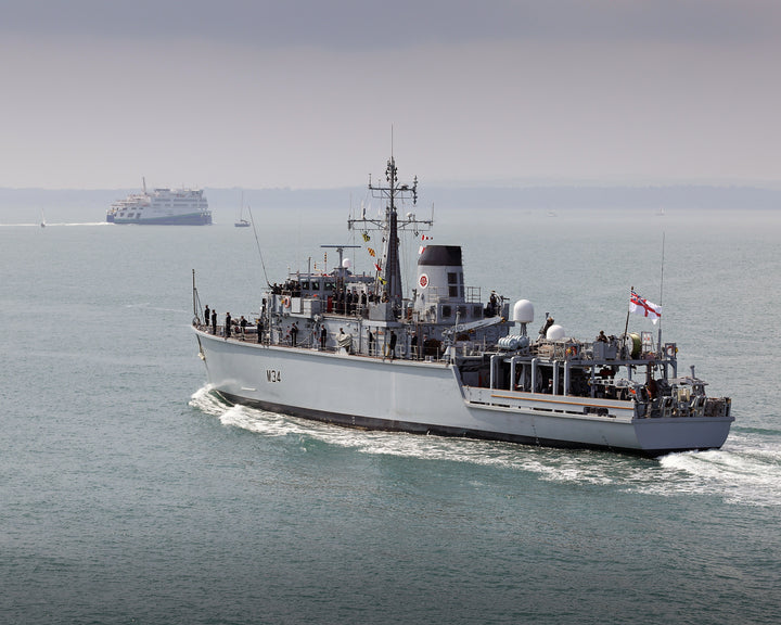HMS Middleton M34 | Photo Print | Framed Print | Hunt Class | Mine Warfare Vessel | Royal Navy Hampshire Prints