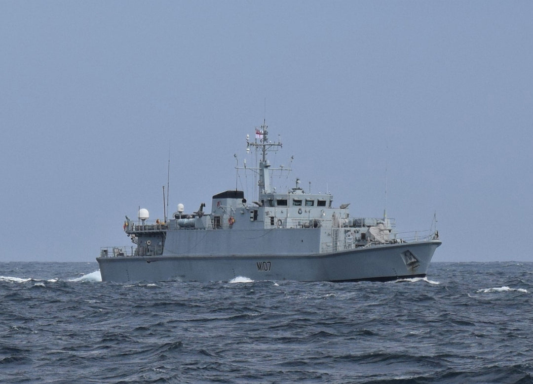 HMS Pembroke M107 | Photo Print | Framed Print | Sandown Class | Minehunter | Royal Navy Hampshire Prints