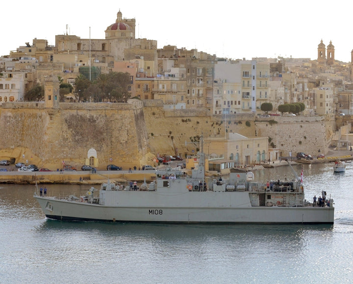 HMS Grimsby M108 | Photo Print | Framed Print | Sandown Class | Minehunter | Royal Navy Hampshire Prints