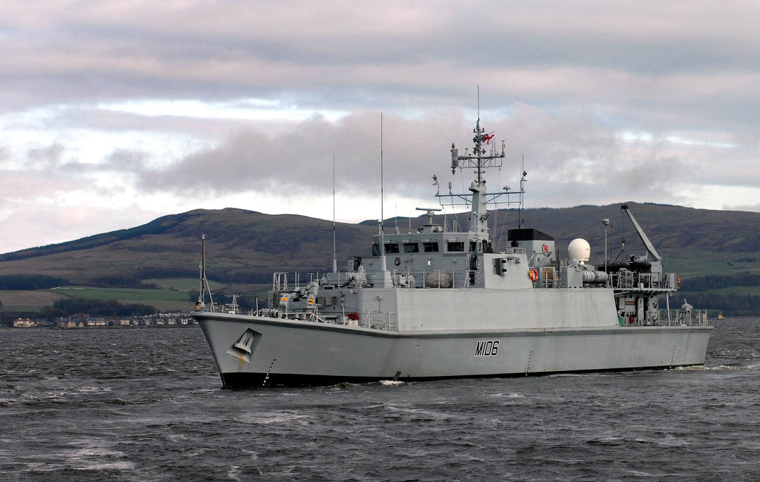 HMS Penzance M106 | Photo Print | Framed Print | Sandown Class | Minehunter | Royal Navy Hampshire Prints