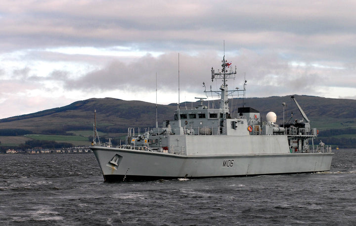 HMS Penzance M106 | Photo Print | Framed Print | Sandown Class | Minehunter | Royal Navy Hampshire Prints