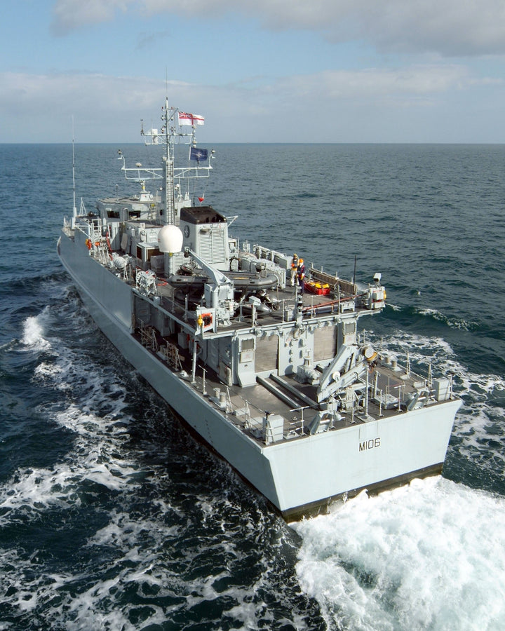HMS Penzance M106 | Photo Print | Framed Print | Sandown Class | Minehunter | Royal Navy Hampshire Prints
