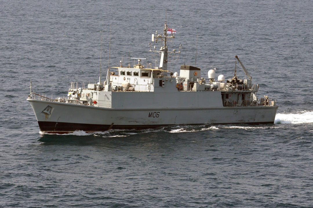 HMS Penzance M106 | Photo Print | Framed Print | Sandown Class | Minehunter | Royal Navy Hampshire Prints