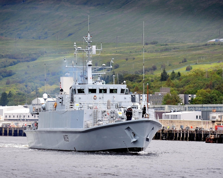 HMS Bangor M109 Royal Navy Sandown class minehunter Photo Print or Framed Print - Hampshire Prints