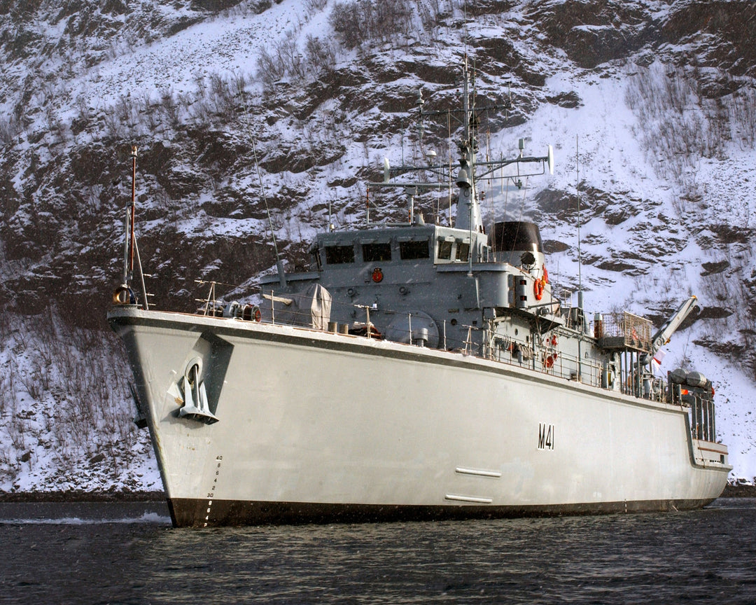 HMS Quorn M41 | Photo Print | Framed Print | Hunt Class | Mine Warfare Vessel | Royal Navy Hampshire Prints