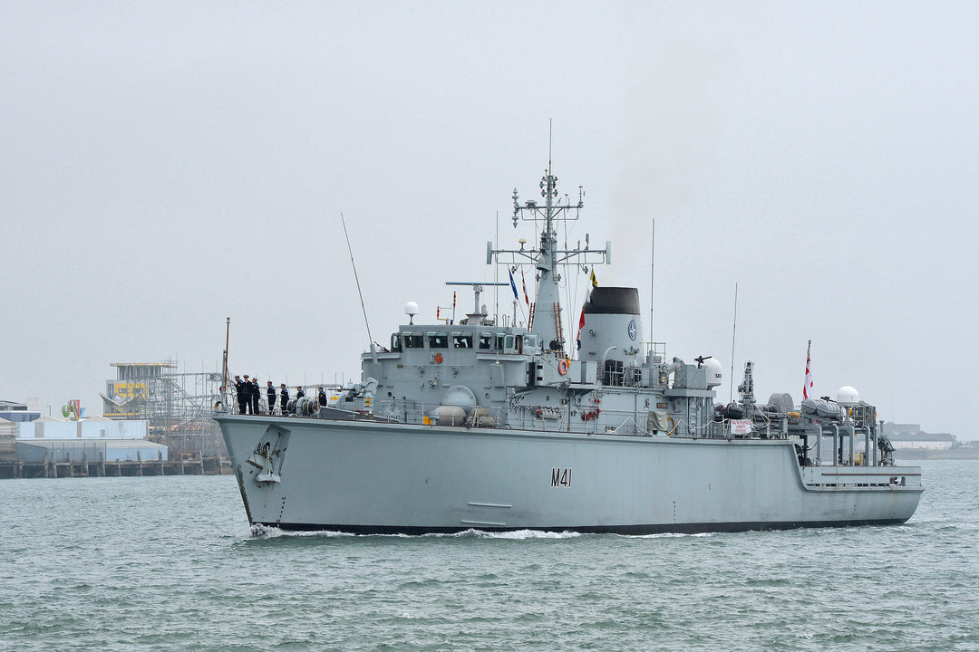 HMS Quorn M41 | Photo Print | Framed Print | Hunt Class | Mine Warfare Vessel | Royal Navy Hampshire Prints