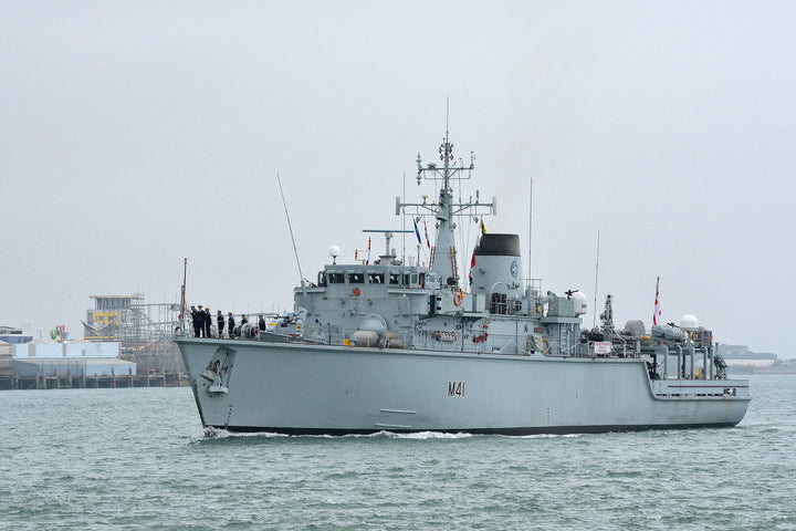 HMS Quorn M41 | Photo Print | Framed Print | Hunt Class | Mine Warfare Vessel | Royal Navy Hampshire Prints