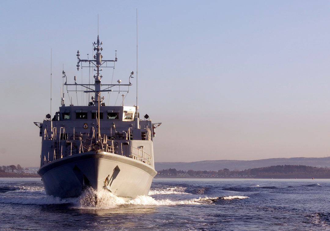 HMS Shoreham M112 | Photo Print | Framed Print | Sandown Class | Minehunter | Royal Navy Hampshire Prints