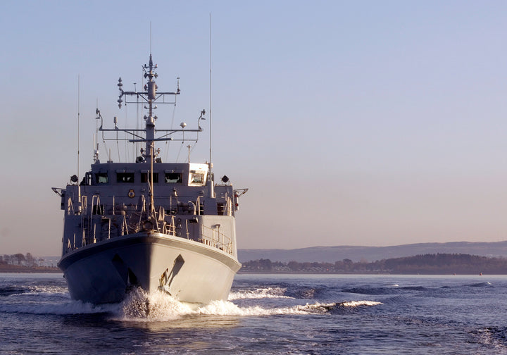 HMS Shoreham M112 | Photo Print | Framed Print | Sandown Class | Minehunter | Royal Navy Hampshire Prints