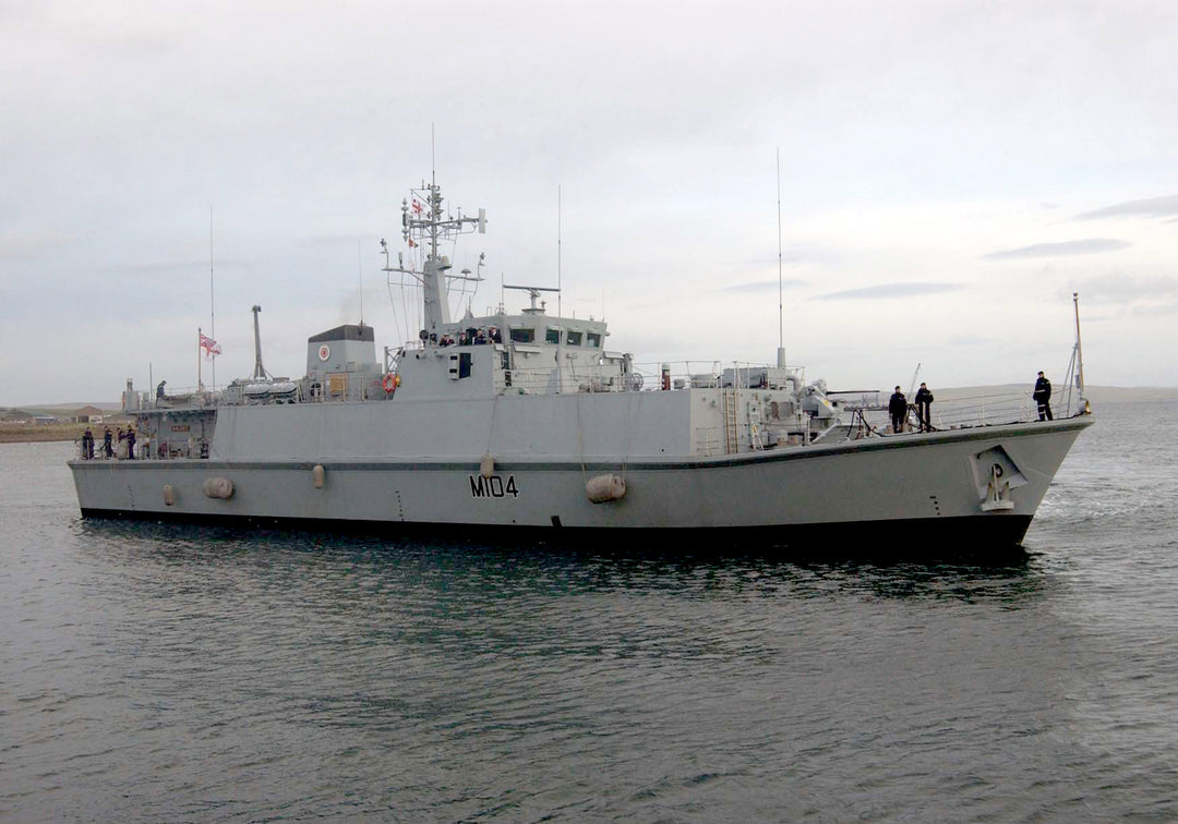 HMS Walney M104 | Photo Print | Framed Print | Sandown Class | minesweeper | Royal Navy Hampshire Prints