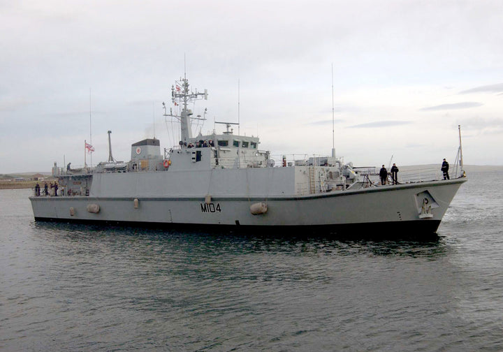 HMS Walney M104 | Photo Print | Framed Print | Sandown Class | minesweeper | Royal Navy Hampshire Prints
