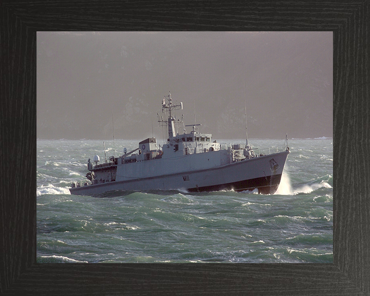 HMS Blyth M111 | Photo Print | Framed Print | Sandown Class | Minehunter | Royal Navy Hampshire Prints