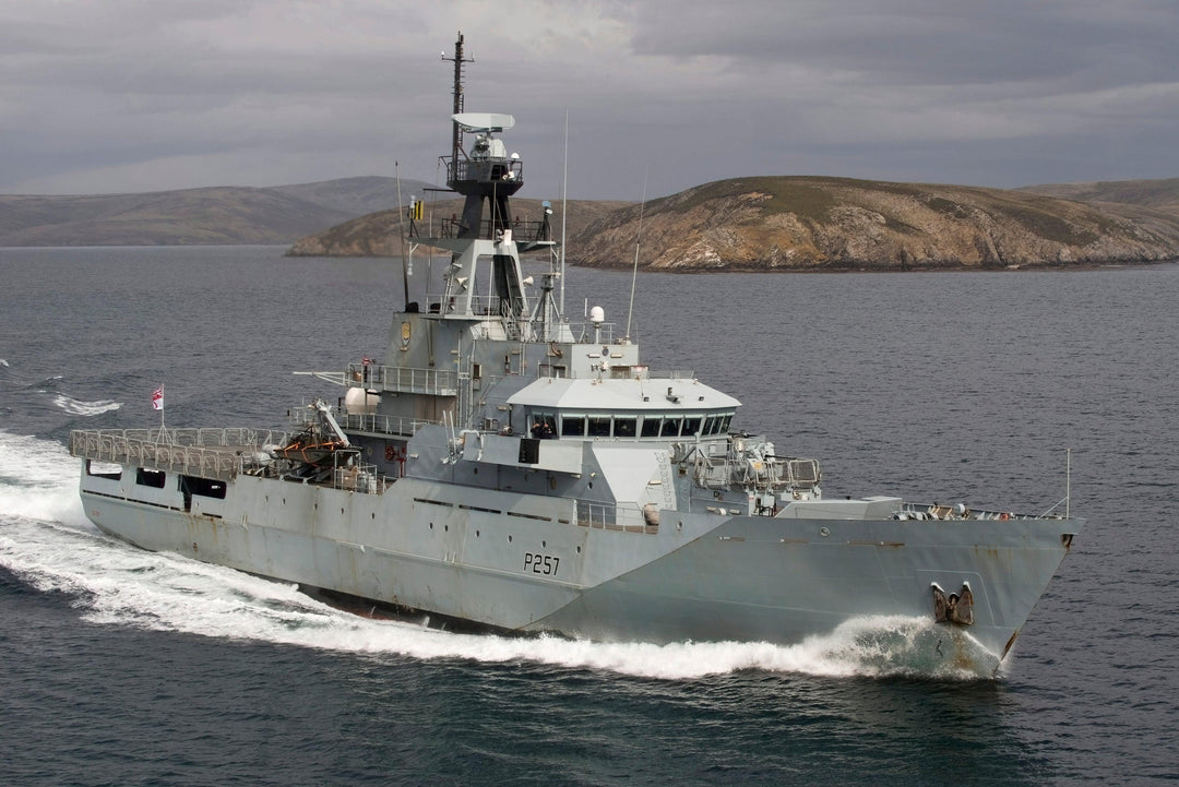 HMS Clyde P257 | Photo Print | Framed Print | River Class | Patrol Vessel | Royal Navy Hampshire Prints