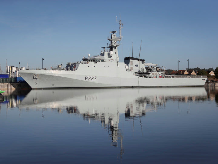 HMS Medway P223 | Photo Print | Framed Print | River Class | Patrol Vessel | Royal Navy Hampshire Prints