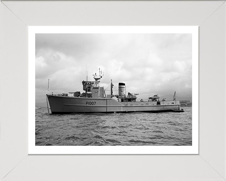 HMS Beachampton M1007 (P1007) Royal Navy Ton Class Minesweeper Photo Print or Framed Print - Hampshire Prints
