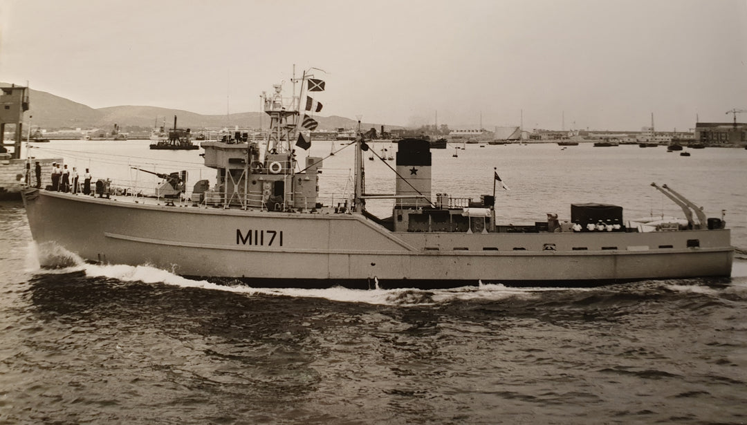 HMS Aldington M1171 | Photo Print | Framed Print | Ton Class | Minesweeper | Royal Navy Hampshire Prints