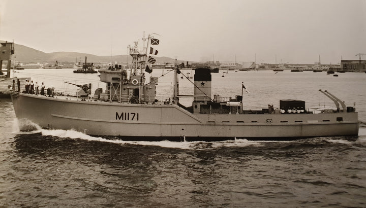HMS Aldington M1171 | Photo Print | Framed Print | Ton Class | Minesweeper | Royal Navy Hampshire Prints