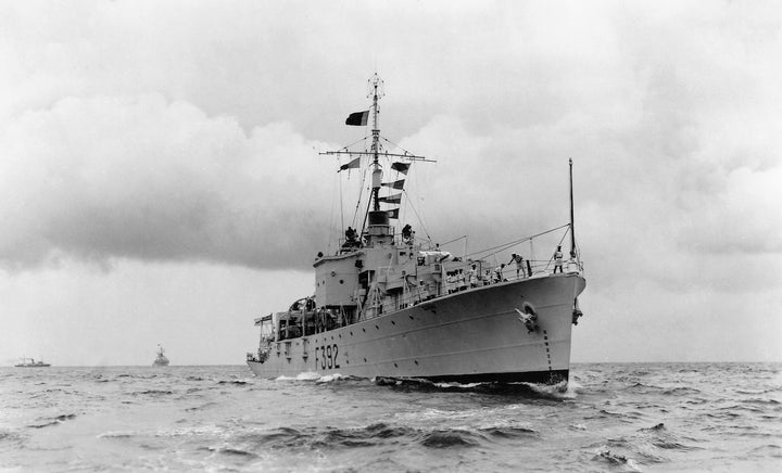 HMS Nadder F392 (K392) | Photo Print | Framed Print | River Class | Frigate | Royal Navy Hampshire Prints