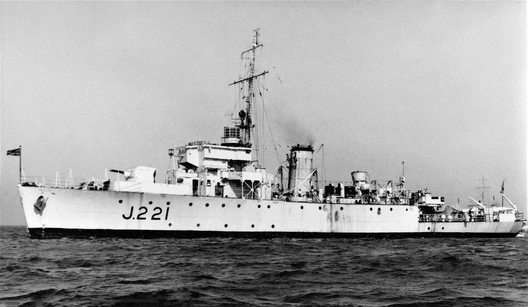 HMS Onyx J221 Royal Navy Algerine class minesweeper Photo Print or Framed Print - Hampshire Prints