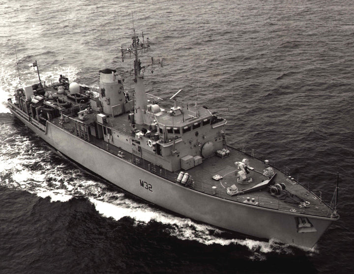 HMS Cottesmore M32 | Photo Print | Framed Print | Hunt Class | Mine Warfare Vessel | Royal Navy Hampshire Prints
