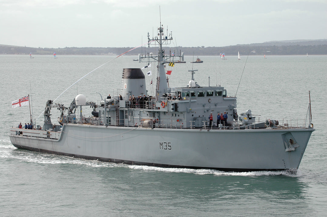 HMS Dulverton M35 | Photo Print | Framed Print | Hunt Class | Mine Warfare Vessel | Royal Navy Hampshire Prints