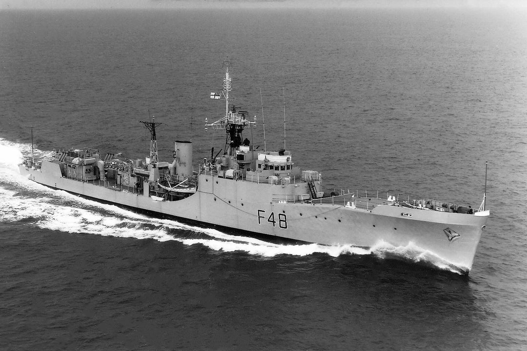 HMS Dundas F48 | Photo Print | Framed Print | Blackwood Class | Frigate | Royal Navy Hampshire Prints