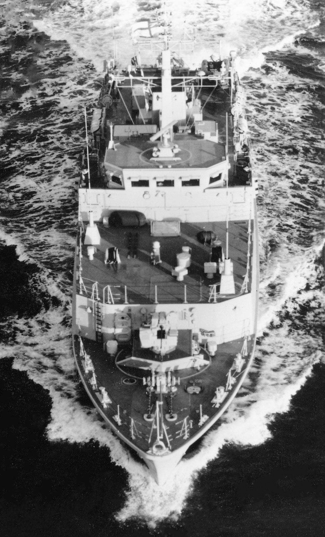 HMS Cromer M103 | Photo Print | Framed Print | Sandown Class | Minehunter | Royal Navy Hampshire Prints