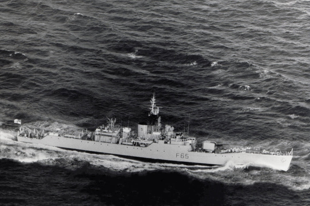HMS Tenby F65 | Photo Print | Framed Print | Poster | Whitby Class | Frigate | Royal Navy Hampshire Prints