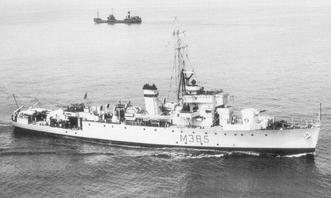 HMS Wave J385 (M385) | Photo Print | Framed Print | Algerine Class | Minesweeper | Royal Navy Hampshire Prints