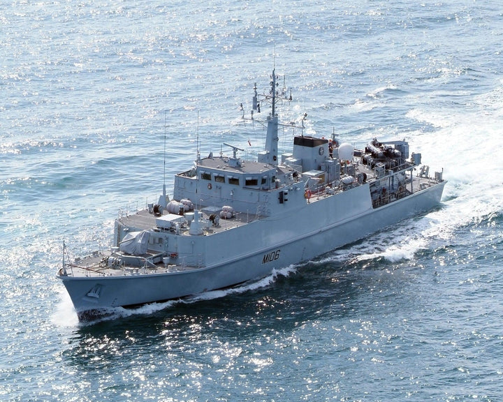 HMS Penzance M106 | Photo Print | Framed Print | Sandown Class | Minehunter | Royal Navy Hampshire Prints