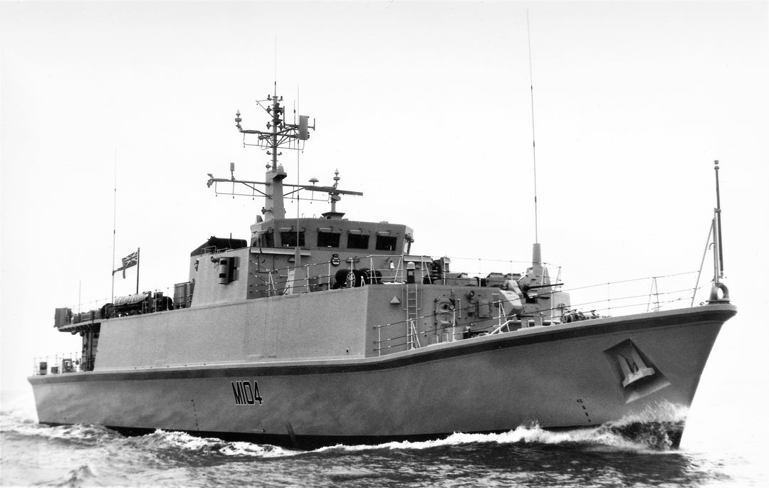 HMS Walney M104 | Photo Print | Framed Print | Sandown Class | minesweeper | Royal Navy Hampshire Prints