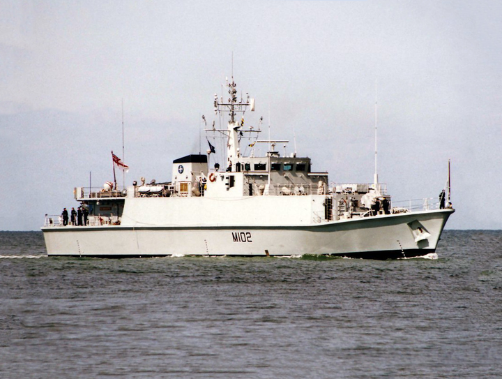 HMS Inverness M102 | Photo Print | Framed Print | Sandown Class | Minehunter | Royal Navy Hampshire Prints