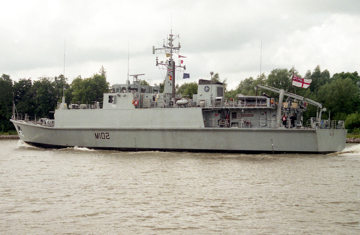 HMS Inverness M102 | Photo Print | Framed Print | Sandown Class | Minehunter | Royal Navy Hampshire Prints