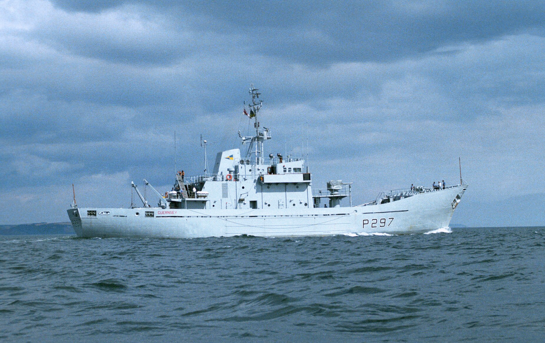 HMS Guernsey P297 | Photo Print | Framed Print | Island Class | Patrol Vessel | Royal Navy Hampshire Prints