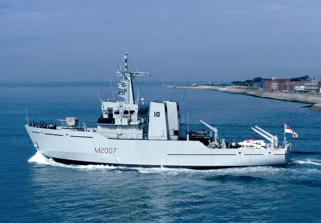 HMS Humber M2007 | Photo Print | Framed Print | River Class | Minesweeper | Royal Navy Hampshire Prints