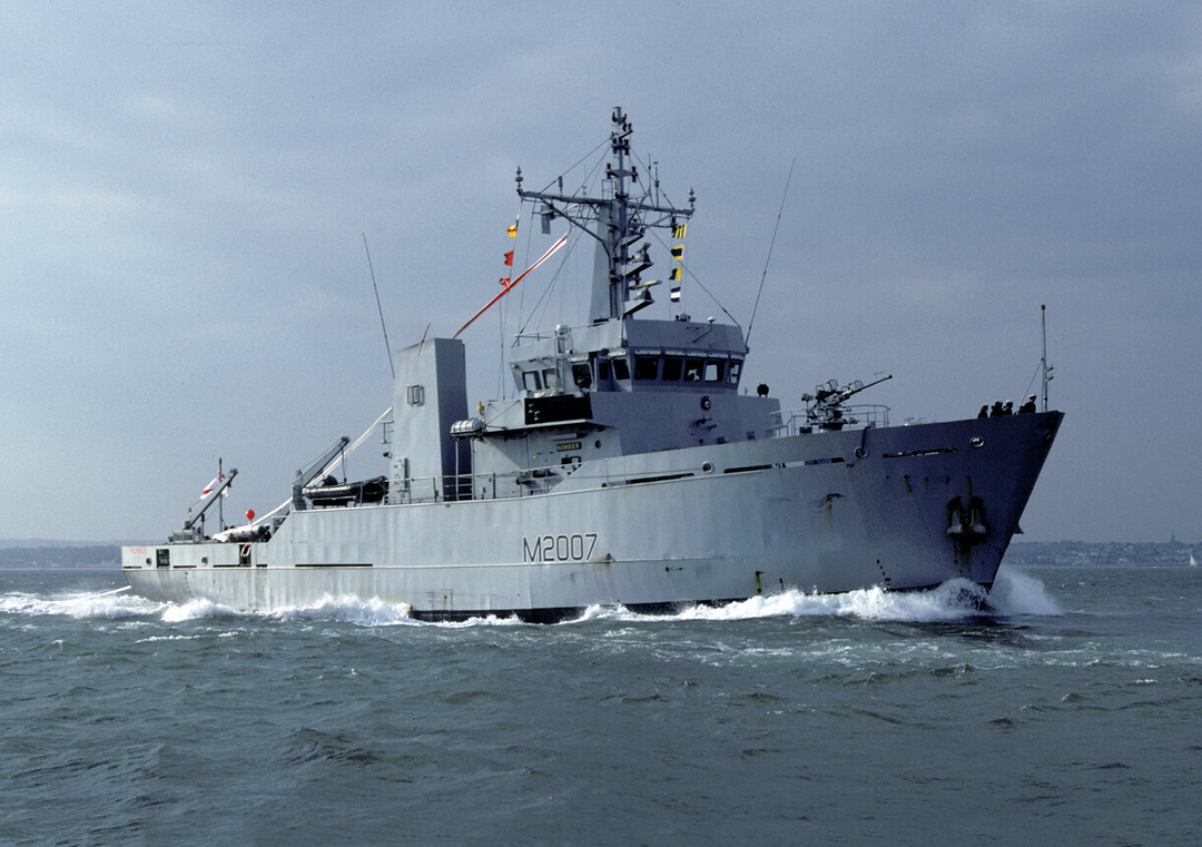 HMS Humber M2007 Royal Navy River class minesweeper Photo Print or Framed Print - Hampshire Prints