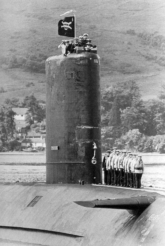 HMS Conqueror (S48) Photo Print - Jolly Roger - Royal Navy Churchill Class Submarine Posters, Prints, & Visual Artwork Hampshire Prints 6 x 4 No Frame No