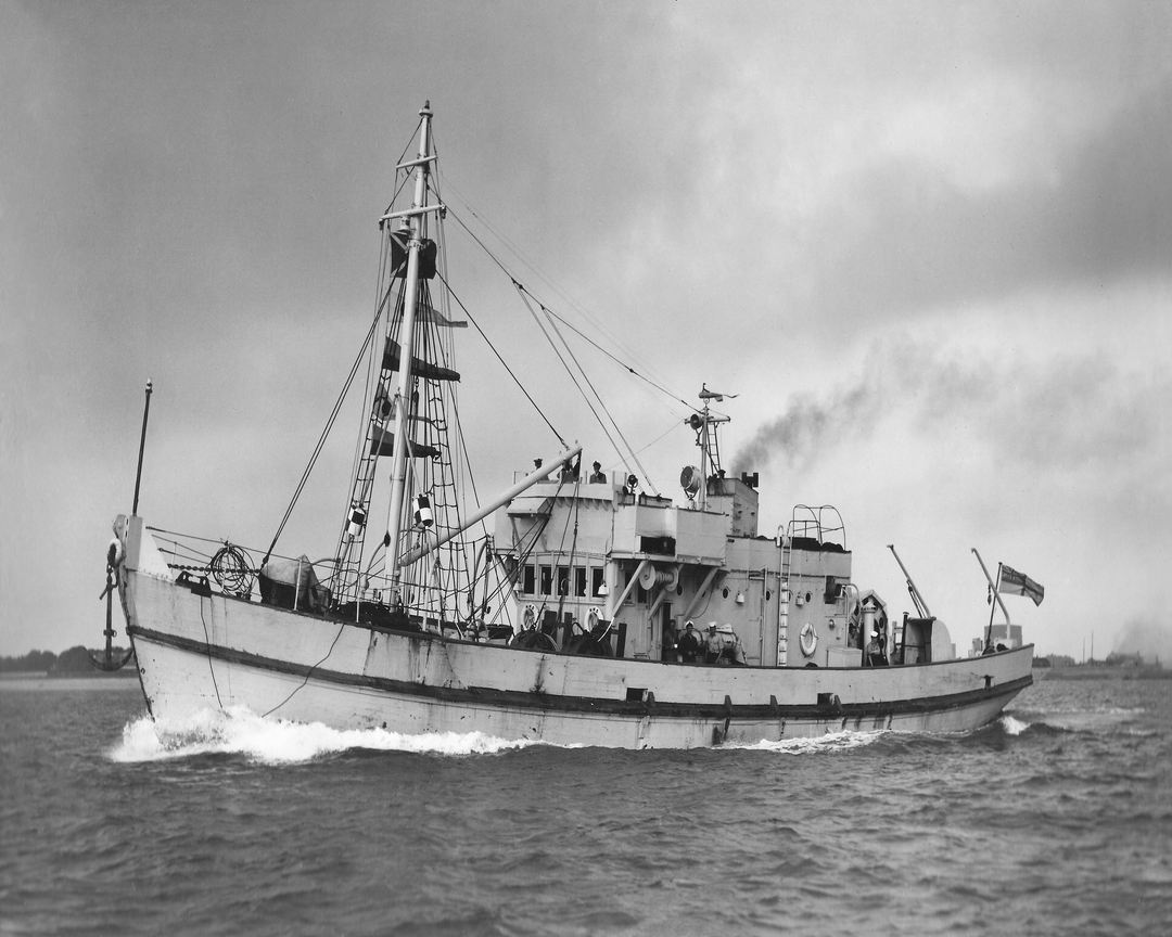 HMS MMS 1717 (J517) | Photo Print | Framed Print | MMS Class | Minesweeper | Royal Navy Hampshire Prints