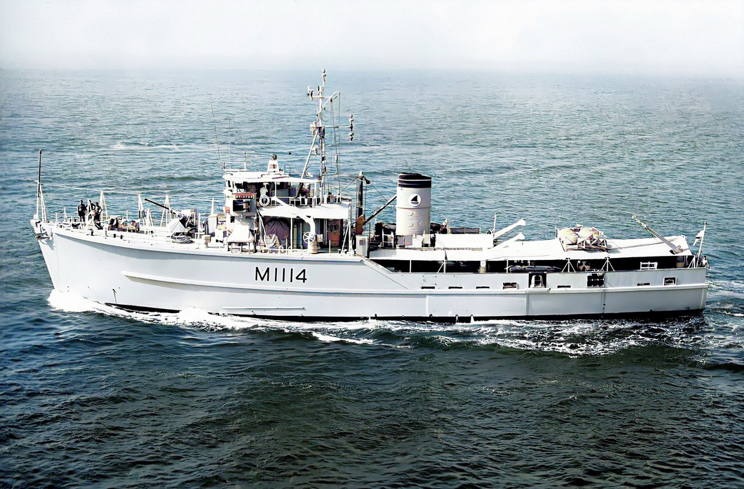 HMS Brinton M1114 Royal Navy Ton Class Minesweeper Photo Print or Framed Print - Hampshire Prints